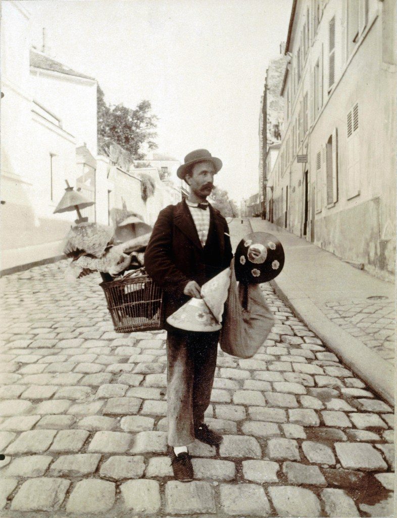 Marchand d'abats-jour, rue Lepic, 1899. Photographie d'Eugène Atget (1857-1927). Paris, musée Carnavalet.